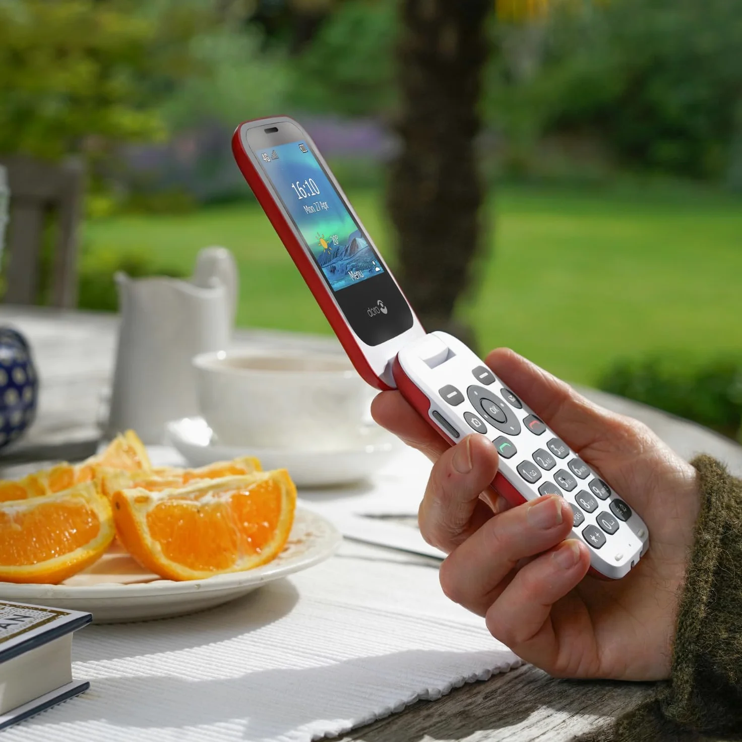 Doro - 6820 - Téléphone 4G à Clapet Débloqué pour Seniors - Touches Numériques Parlantes - Caméra - Touche d'Assistance - Socle Chargeur