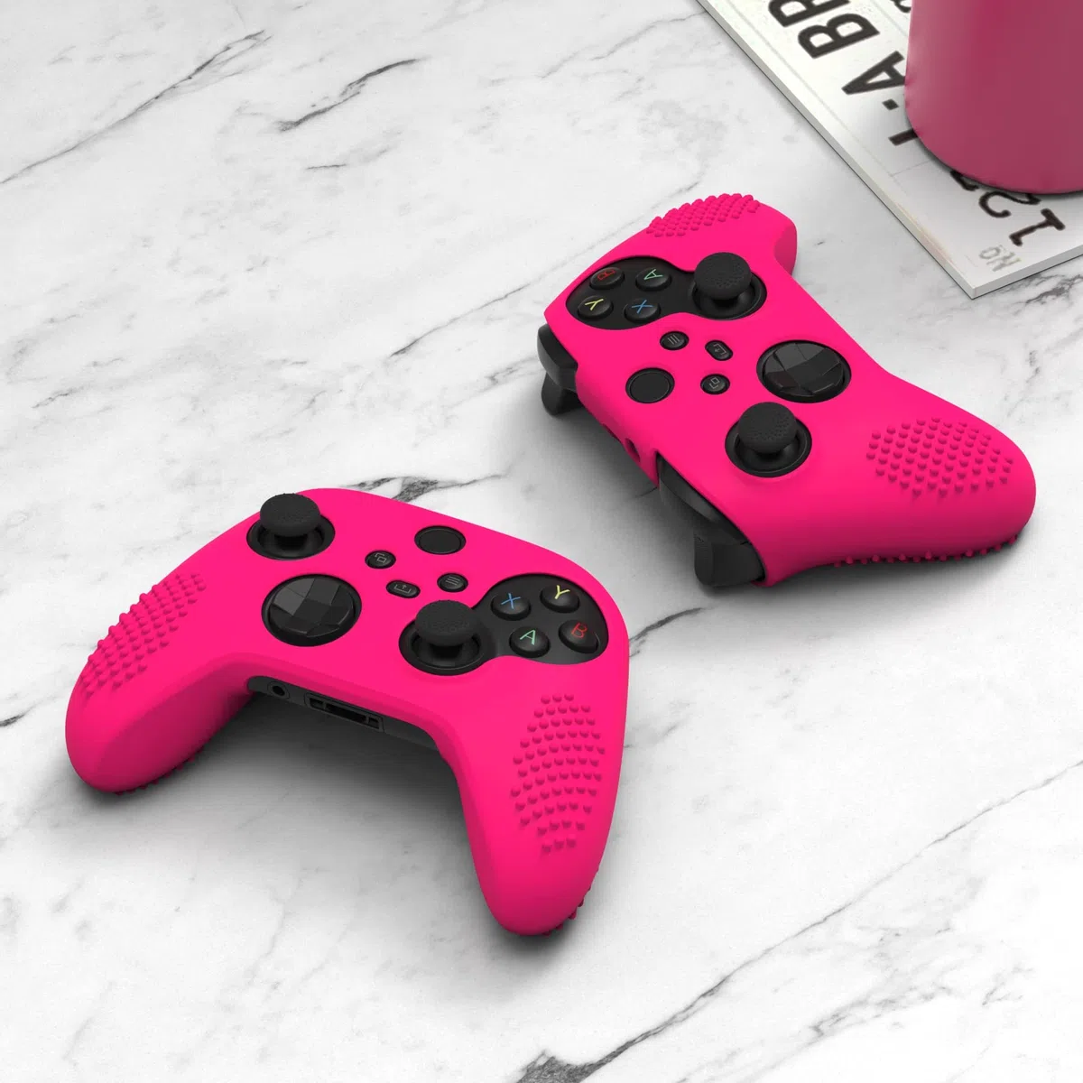 eXtremeRate PlayVital Coque pour Xbox Series X Manette,Housse Protection Silicone avec Capuchon Joystick pour Xbox Series X/S Controller Skin Accessoires-Rose Brillant,Édition Cloutée 3D